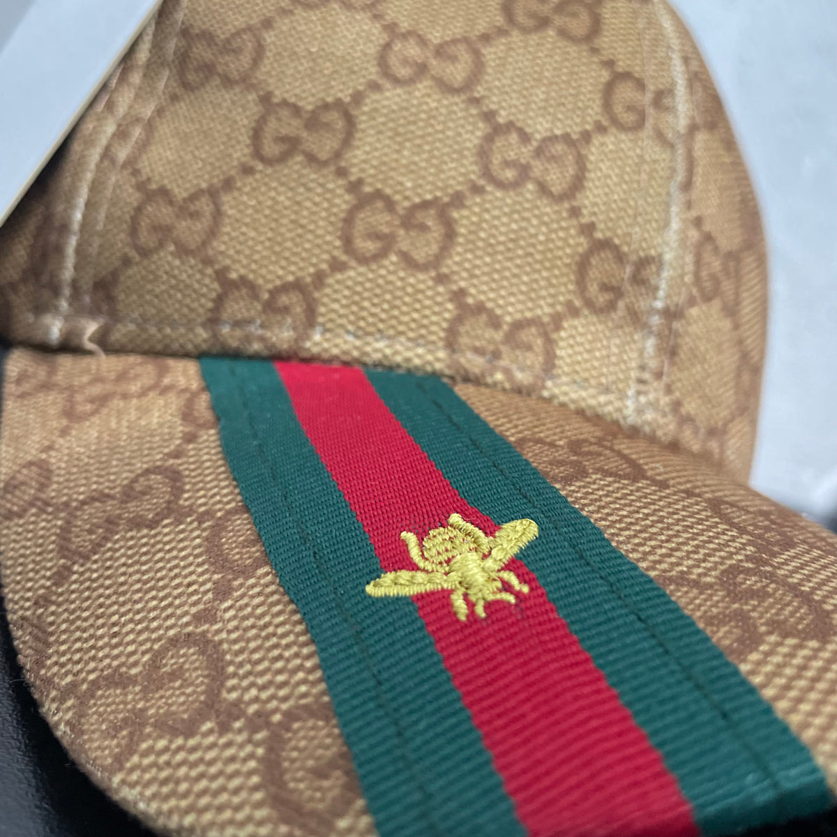 Boné Gucci Abelha Detalhe da Aba Fecho Velcro Ajustável