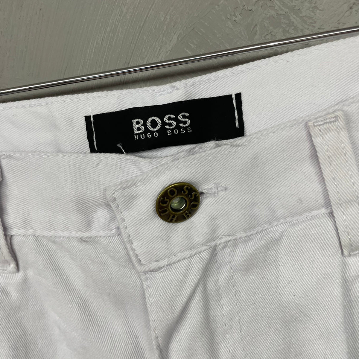 Bermuda Jeans Hugo Boss Branca com Rasgo Detalhe na Lateral